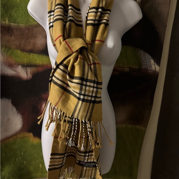 Scarf 💯 Cashmere. Looks like branded - Picture 1 of 3
